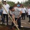 Usai Diterjang Angin Puting Beliung, Ketua DPRD Sastra Winara Tanam Pohon di Gelora Pakansari