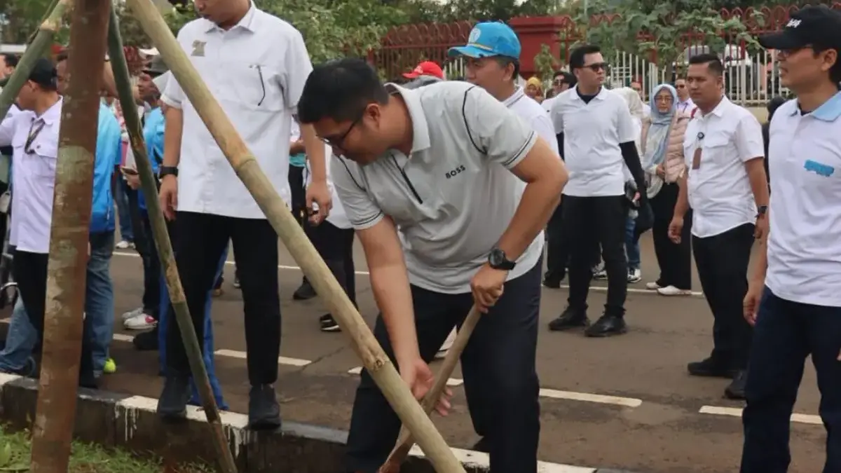 Usai Diterjang Angin Puting Beliung, Ketua DPRD Sastra Winara Tanam Pohon di Gelora Pakansari Usai Diterjang Angin Puting Beliung, Ketua DPRD Sastra Winara Tanam Pohon di Gelora Pakansari