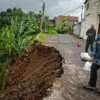 Jalan Desa di Ngamprah Bandung Barat Tergerus Longsor, BPBD Tutup Akses Mobil