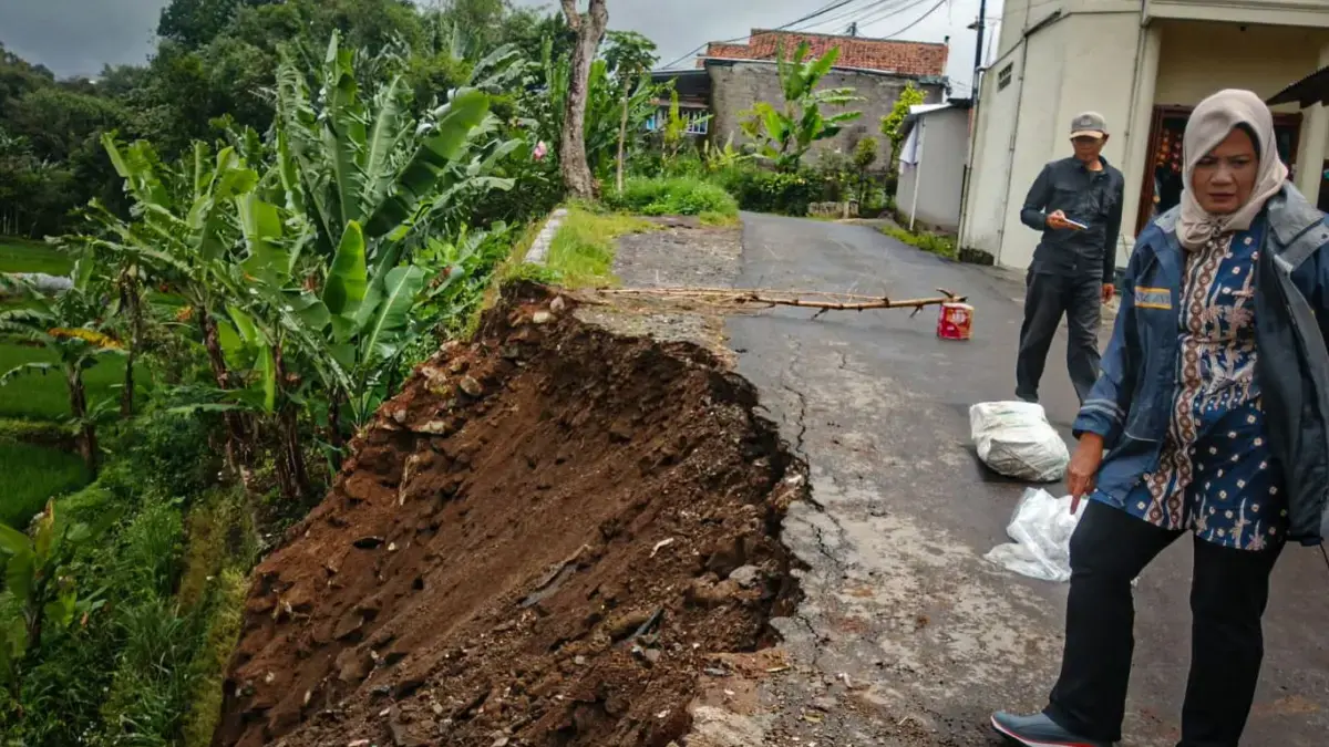 Jalan Desa di Ngamprah Bandung Barat Tergerus Longsor, BPBD Tutup Akses Mobil Jalan Desa di Ngamprah Bandung Barat Tergerus Longsor, BPBD Tutup Akses Mobil