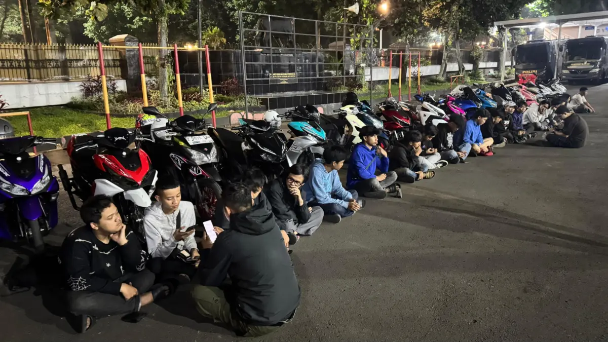 Gelar Patroli Dini Hari, 26 Anggota Geng Motor hingga 3 Remaja Bersenjata di Bandung Diamankan Polisi Gelar Patroli Dini Hari, 26 Anggota Geng Motor hingga 3 Remaja Bersenjata di Bandung Diamankan Polisi