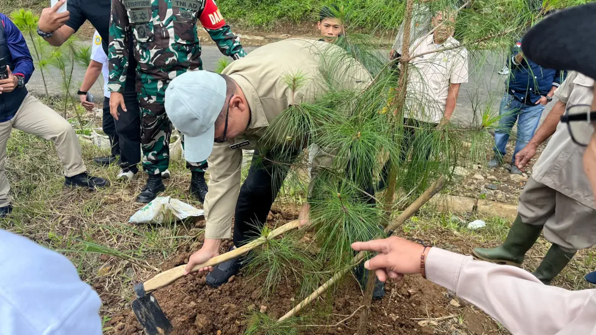 Sekda Ajat Tanam Pohon di Sukamakmur, Tegaskan Lestarikan Lingkungan Tanggung Jawab Bersama