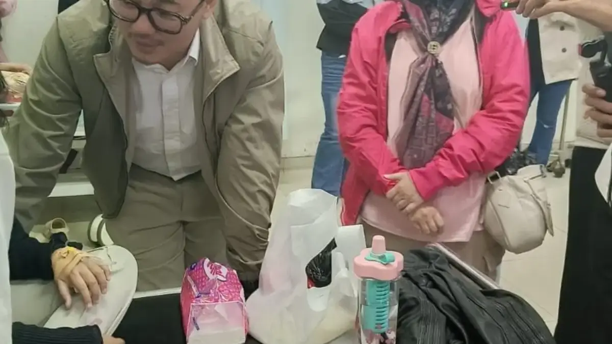 Belasan Siswa Cimahi Dirawat Usai Konsumsi MBG, Wakil Wali Kota Pastikan Sampel Makanan Diuji Laboratorium Wakil Wali Kota Cimahi, Adhitia Yudhistira saat Meninjau Korban Keracunan MBG di RSUD Cibabat Kota Cimahi