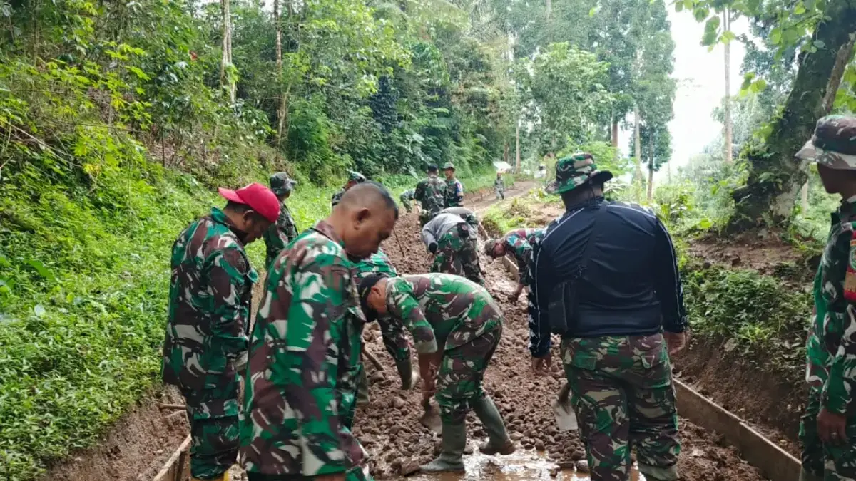 Danramil Ciwidey: Puasa Tak Surutkan Semangat, Jalan Desa Dikebut Kabupaten Bandung