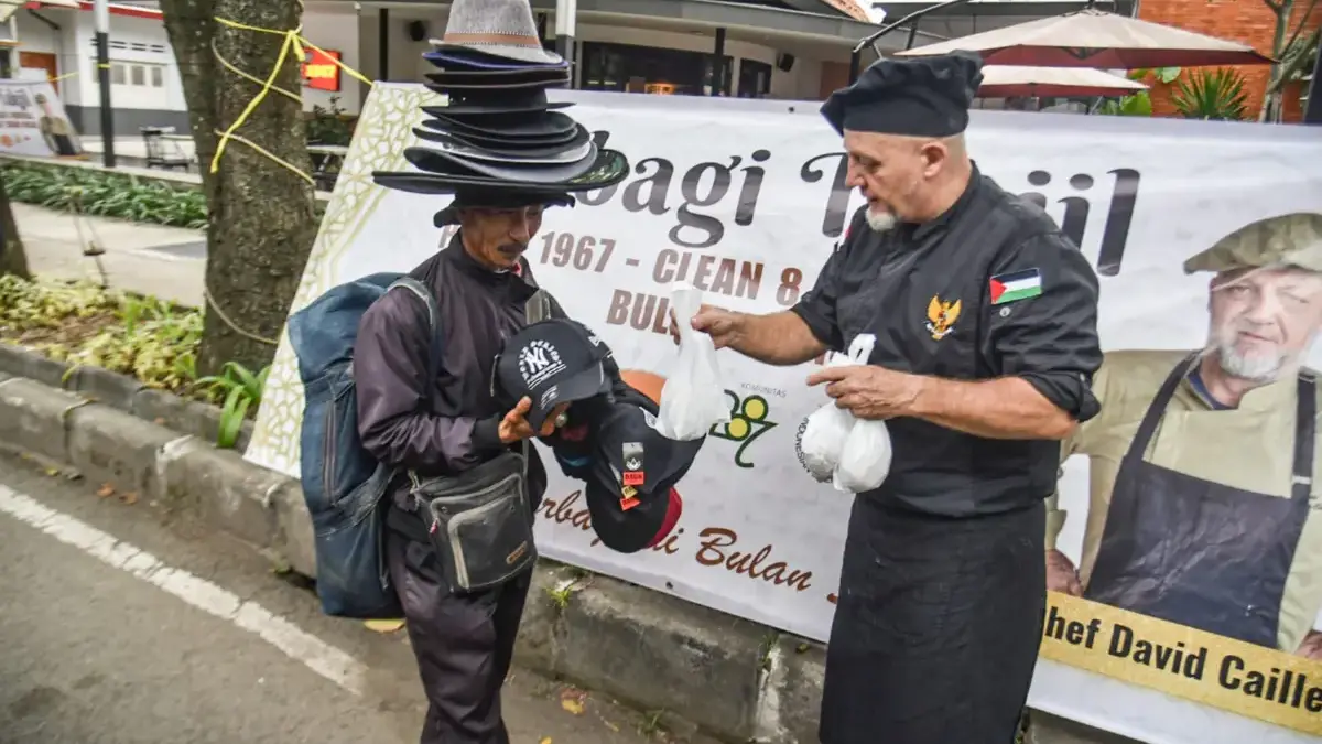 Melihat dari Dekat, Chef Prancis Bagi-bagi Ratusan Takjil Gratis di Laswi Bandung
