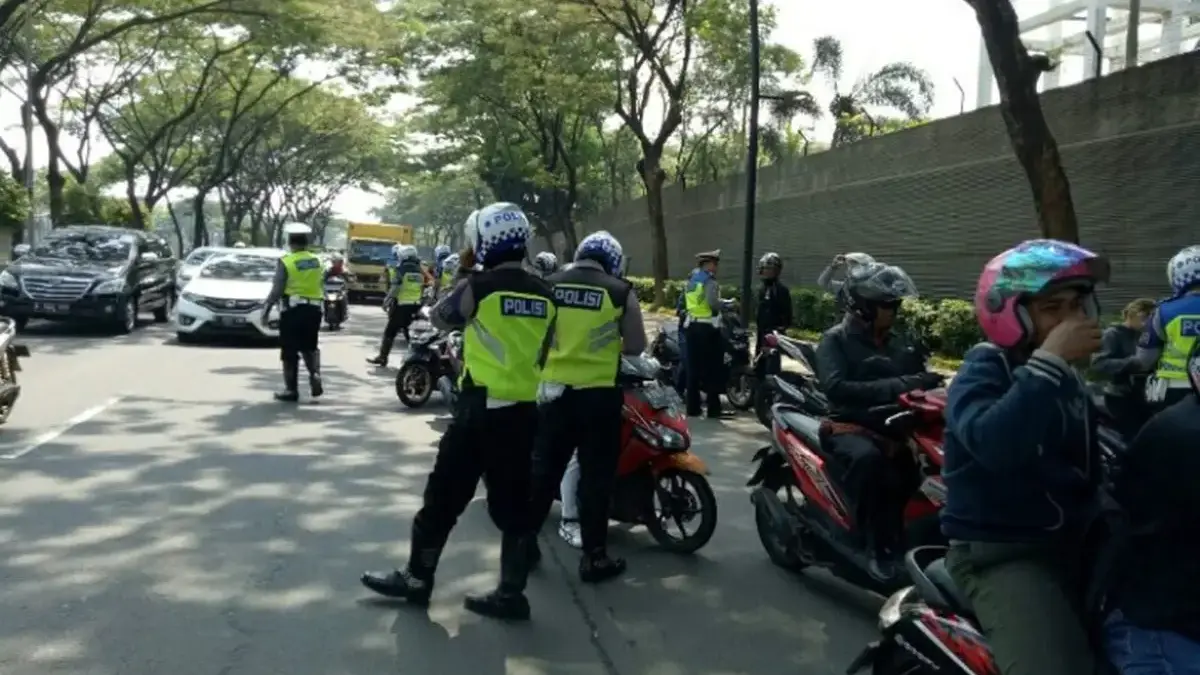 Operasi Keselamatan Jaya 2026 Digelar 14 Hari, Ini 9 Pelanggaran yang Diincar dan Besaran Dendanya Foto tilang pelanggar di jalan.