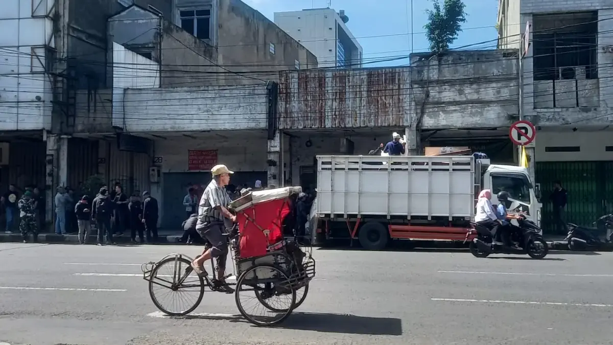 Eksekusi Lahan dan Bangunan di Jalan Asia Afrika Kota Bandung berlangsung Kondusif Pengadilan Negeri (PN) Bandung resmi melakukan eksekusi lahan dan bangunan yang terletak di Jalan Asia Afrika