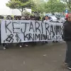 Pengadilan Tindak Pidana Korupsi (Tipikor) PN Bandung digeruduk massa dari Gerakan Mahasiswa Hukum Indonesia (