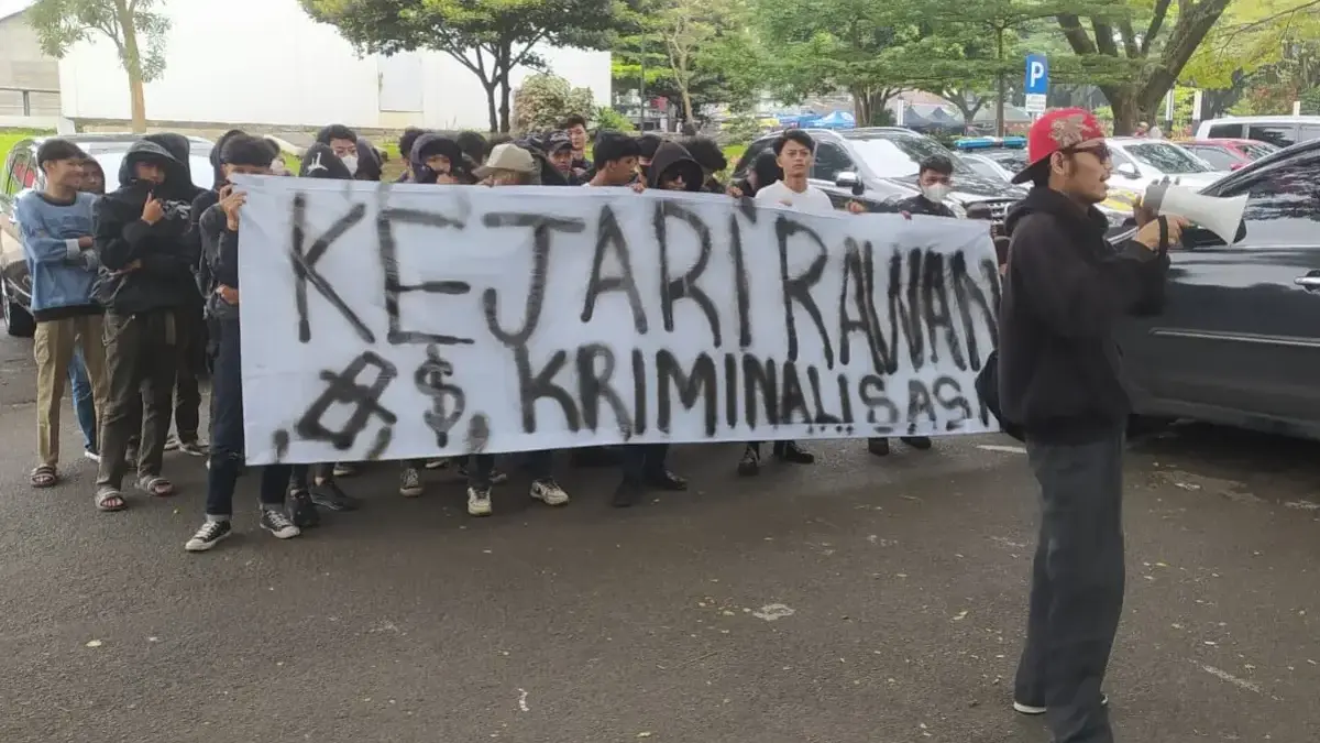 Pengadilan Tindak Pidana Korupsi (Tipikor) PN Bandung digeruduk massa dari Gerakan Mahasiswa Hukum Indonesia (