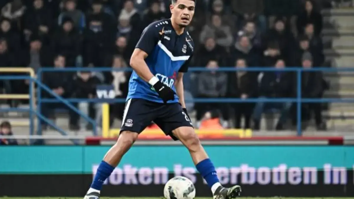 Ragnar Oratmangoen saat memperkuat FCV Dender lawan KAA Gent.