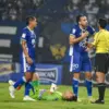 Pemain Persib Bandung Andrew Jung berbicara dengan wasit pada laga kontra Ratchaburi pada laga 16 besar ACL 2.