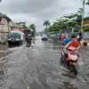 Sejumlah Warga saat menerjang Banjir di Cimahi beberapa waktu lalu (Jabar Ekspres)