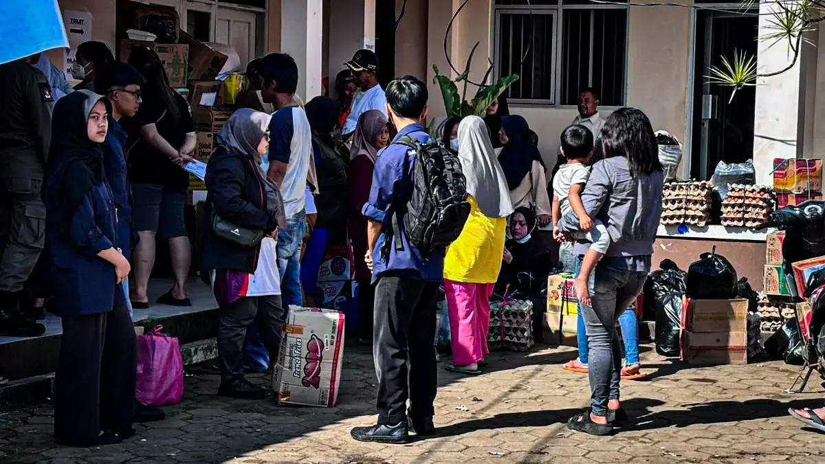 Usai Sepekan Mengungsi, Warga Pasirlangu Pulang dengan Keterbatasan Air Warga Pasirlangu mengantre sembako sebelum dipulangkan dari posko pengungsian