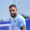 Pemain anyar Persib Bandung Layvin Kurzawa mengikuti latihan di Lapang Pendamping di Stadion GBLA