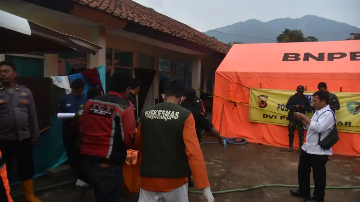 Update Longsor Cisarua: Tim DVI Polda Jabar Terima 79 Kantong Jenazah, 58 Teridentifikasi Update Longsor Cisarua: Tim DVI Polda Jabar Terima 79 Kantong Jenazah, 58 Teridentifikasi