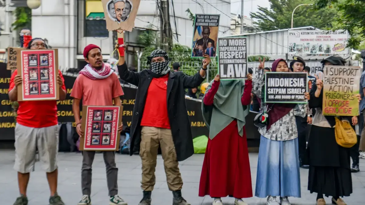 Poster dan Topeng di Asia Afrika, Suara Penolakan Board of Peace dari Bandung andung, beberapa waktu lalu. Aksi ini menyerukan agar Indonesia segera mencabut dukungan dari Board Of Peace