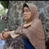 Emak Eti seorang pedagang paruh baya yang ada di Area Kampus 1 UIN Bandung, selalu semangat untuk mencari rez