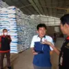 Kasi Pidsus Kejaksaan Negeri Ciamis Herris Priyadi saat menggeledah gudang pupuk di Cimaragas terkait dugaan k