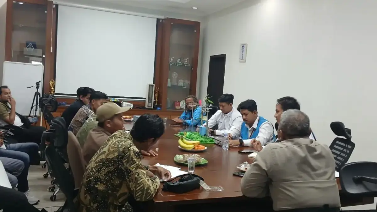 Warga saat menyampaikan keluhan langsung ke kantor PLN ULP Banjar terkait pelayanan yang dinilai telah membuat