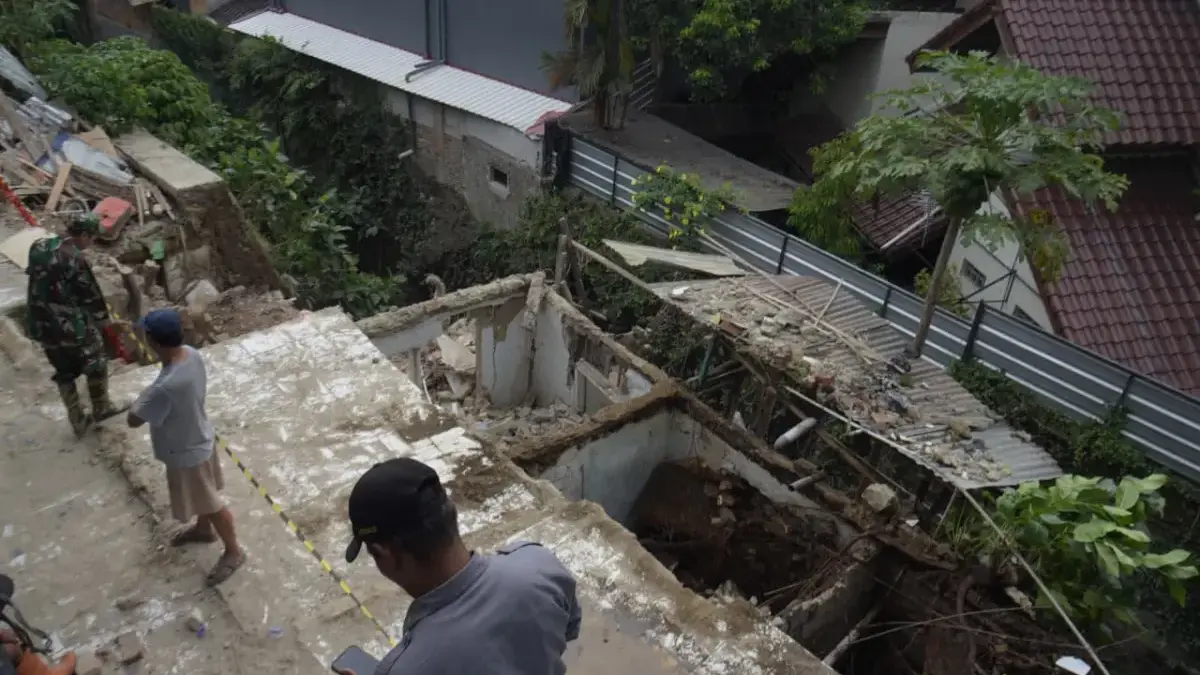 Bangunan rumah tergerus tanah longsor di Kota Bandung