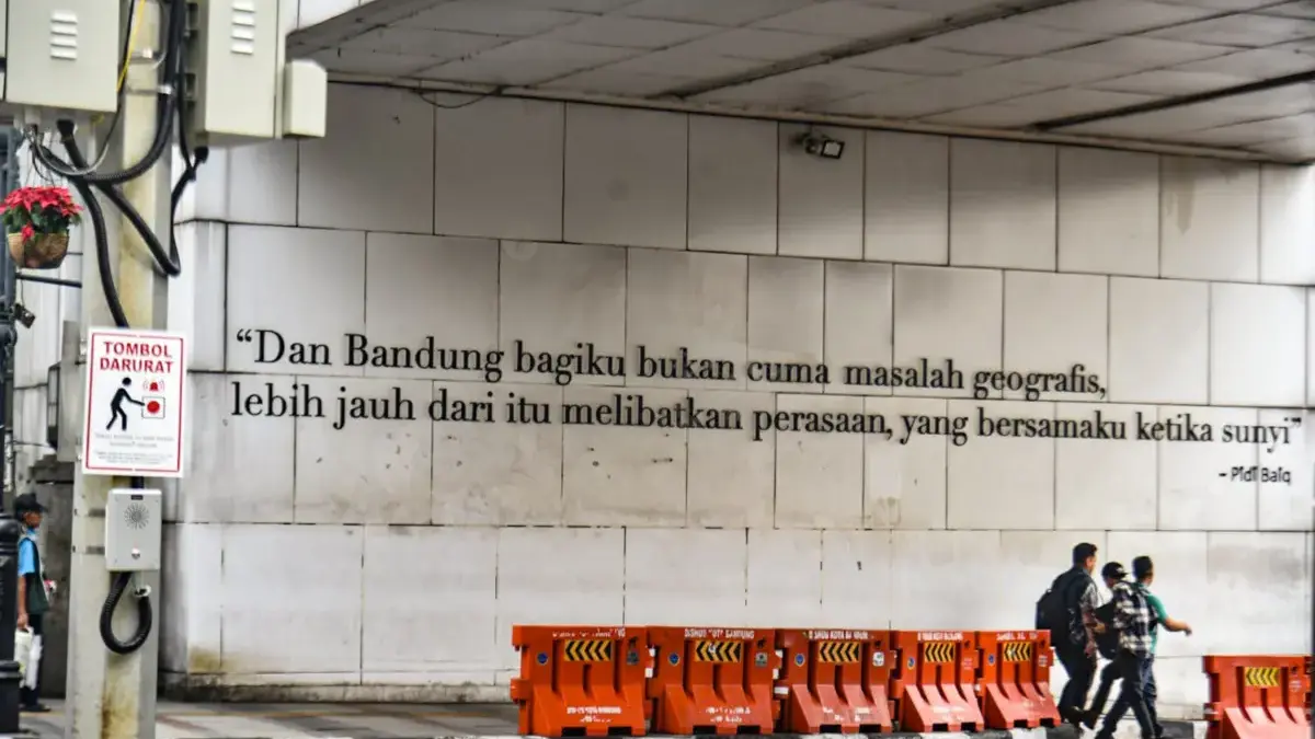 Tombol darurat (Panic Button) yang terpasang sebagai sarana penunjang Bandung Smart City di Jalan Asia Afrika