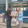 Kepala MTsN Cimahi, Rubiatun saat Memberikan Bantuan Longsor Pasirlangu KBB (Dok:Humas MTsN Cimahi)