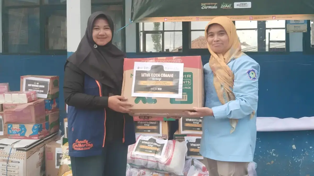 MTsN Kota Cimahi Salurkan Bantuan untuk Korban Longsor Pasir Langu Kepala MTsN Cimahi, Rubiatun saat Memberikan Bantuan Longsor Pasirlangu KBB (Dok:Humas MTsN Cimahi)