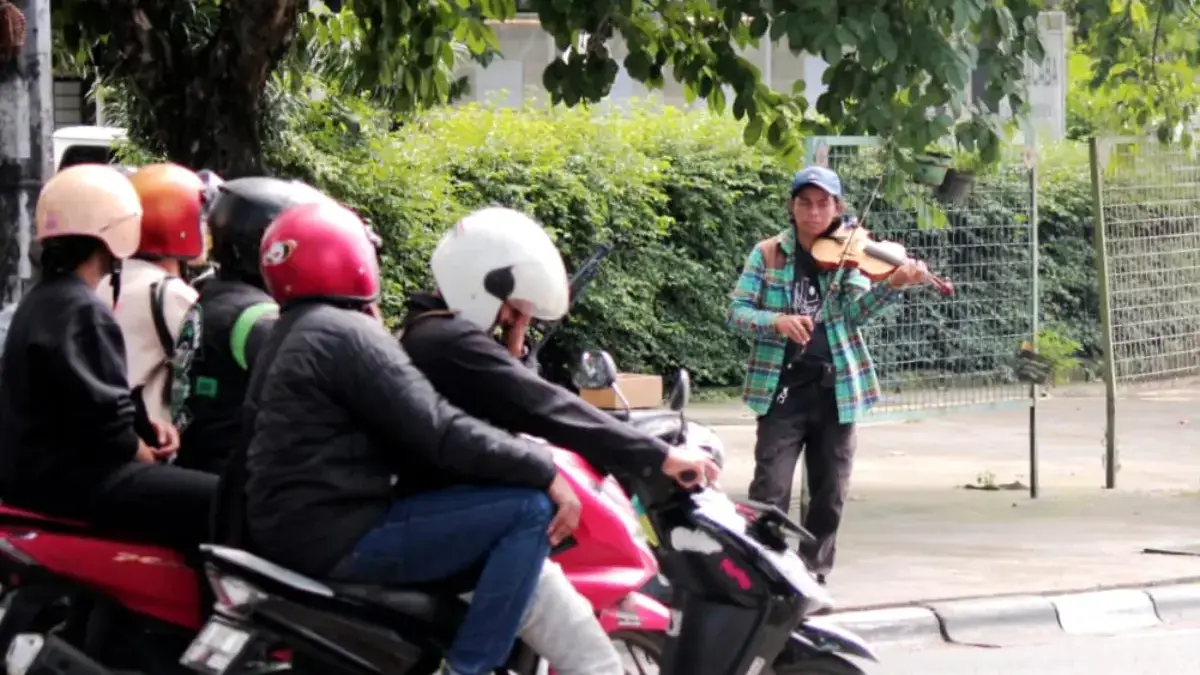 01 : Pengamen menggunakan biola di Jalan Supratman Kota Bandung