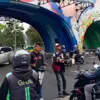 Pengamen dengan ukulele di bawah Flyover Kiaracondong