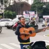 Pengamen menggunakan gitar di Jalan Pasti Kota Bandung