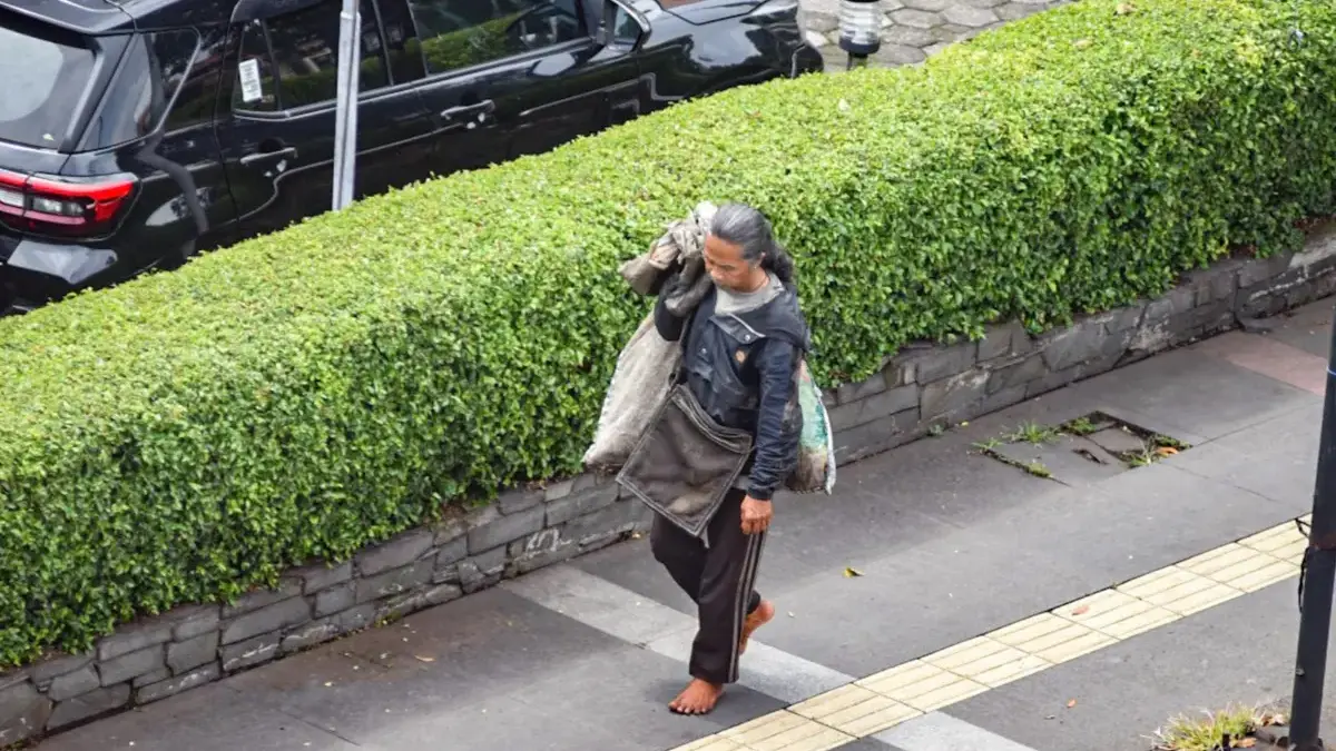 Di Balik Kota Kreatif, Pengangguran dan Kemiskinan Jadi Tantangan RKPD 2027 Bandung Pemulung berjalan di Jalan Ir.H. Juanda, Dago, Kota Bandung, Selasa (3/2). Foto: Dimas Rachmatsyah / Jabar Eks