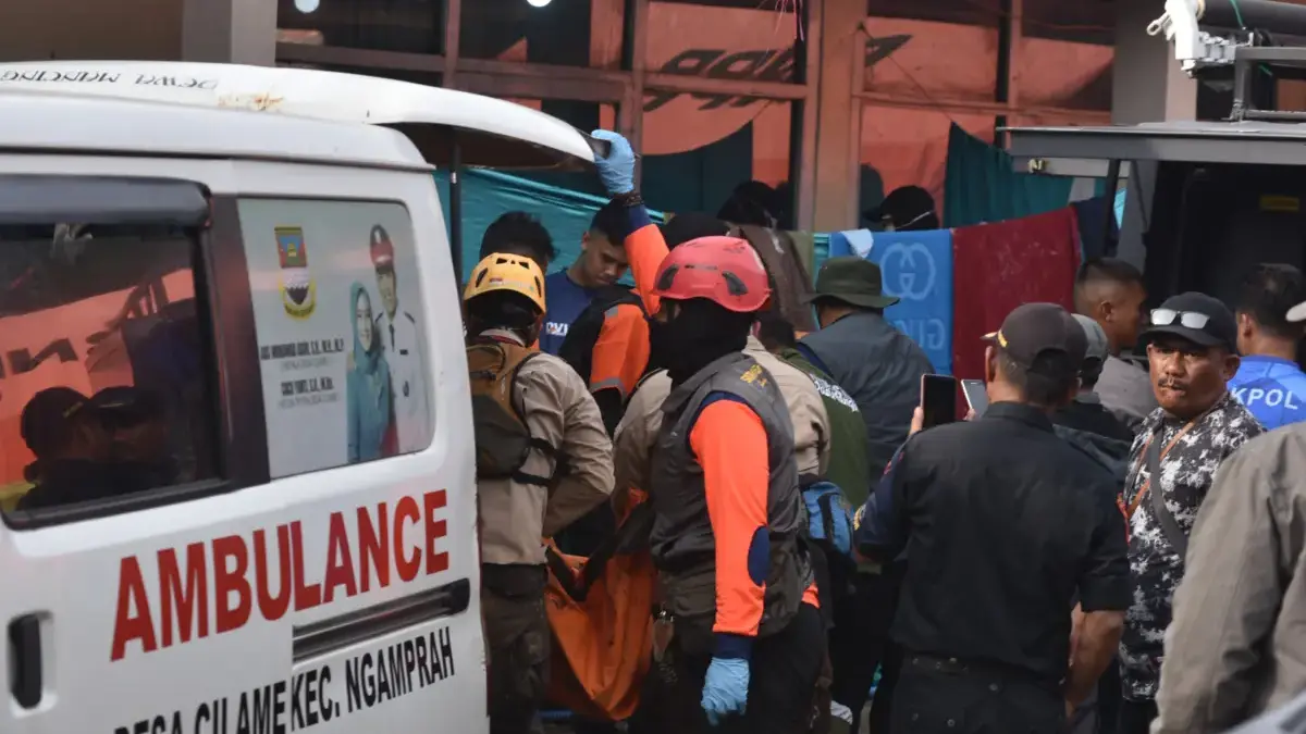 Tim SAR gabungan membawa jenazah korban tanah longsor di Posko DVI, Pasirlangu, Kabupaten Bandung Barat. Foto: