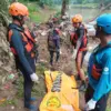 Evakuasi jenazah pekerja kontraktor yang terpeleset dari Jembatan Leuwiranji. Foto: BPBD Kabupaten Bogor