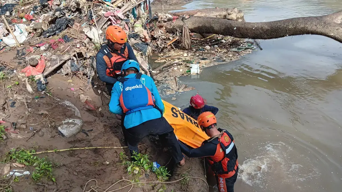 Hilang Selama 4 Hari, Pekerja Kontraktor yang Diduga Terpeleset dari Jembatan Leuwiranji Terseret Arus 9,7 Km Hilang Selama 4 Hari, Pekerja Kontraktor yang Diduga Terpeleset dari Jembatan Leuwiranji Terseret Arus 9,7 Km
