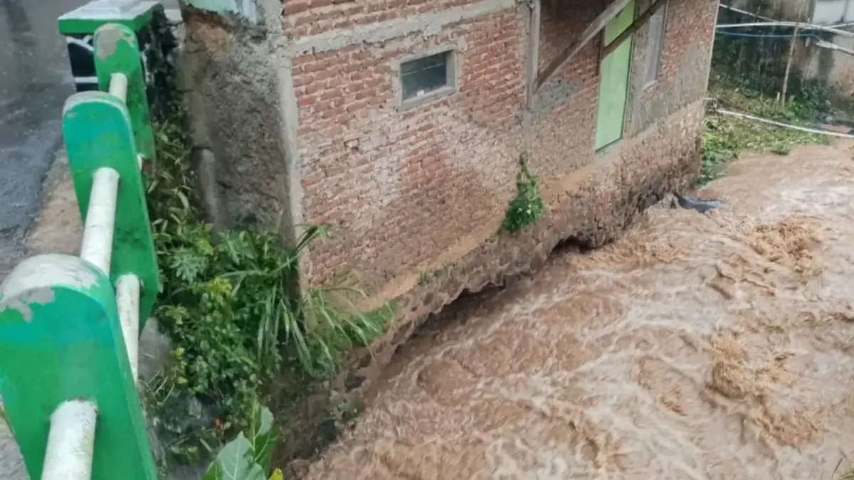Kondisi rumah Bu Enok (41) yang terbawa arus saat hendak ke air di Kampung Cijagra, Desa Cilame