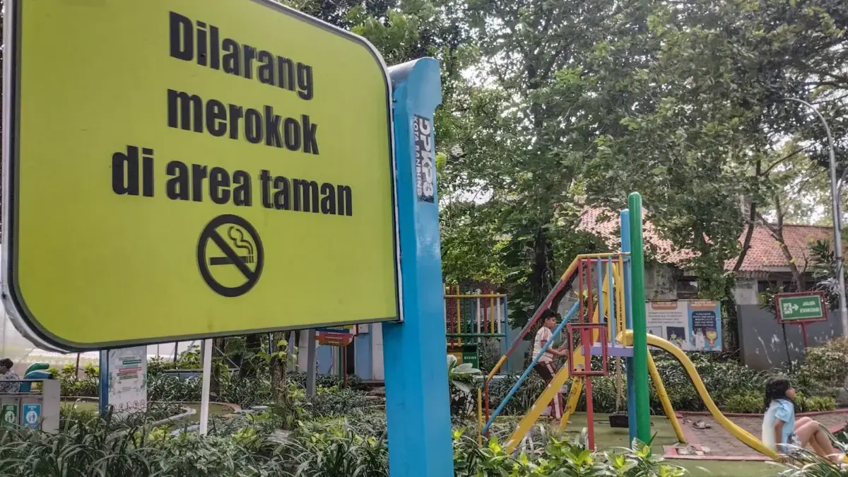 Analis Unpad Ingatkan Kepatuhan KTR Bandung Tak Cukup Bertumpu pada Klaim Angka Sejumlah anak bermain di kawasan tanpa rokok Taman Tongkeng, Kota Bandung, Rabu (4/2)