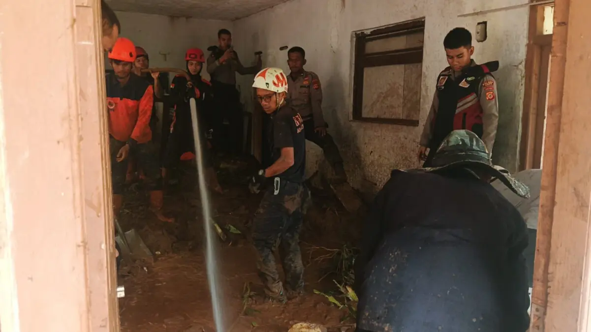 Tebing Ambrol di Sukamanah Ciamis, Satu Nyawa Melayang dan Dua Rumah Rusak Petugas gabungan saat membersihkan matrial longsor di dalam runah warga di Sukamanah Ciamis