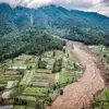 Foto udara menunjukkan jalur longsoran dari puncak Gunung Burangrang yang menghantam permukiman warga dan laha
