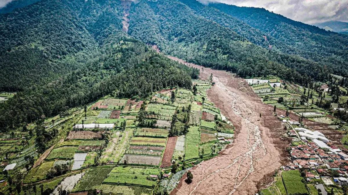 Foto udara menunjukkan jalur longsoran dari puncak Gunung Burangrang yang menghantam permukiman warga dan laha
