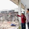 Ketua Komisi V saat meninjau proyek SMAN di Bekasi. (Dok Humas)