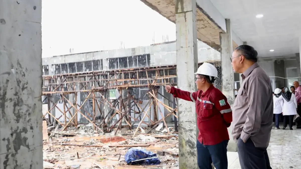 Ketua Komisi V saat meninjau proyek SMAN di Bekasi. (Dok Humas)