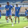 Pemain anyar Persib Bandung Layvin Kurzawa (depan) menjalani official training jelang laga melawan Malut Unite