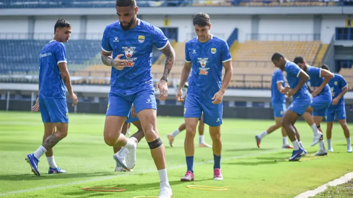 Persib Dihadang Wajah Lama, Malut United Datang dengan Modal Pengetahuan Pemain anyar Persib Bandung Layvin Kurzawa (depan) menjalani official training jelang laga melawan Malut