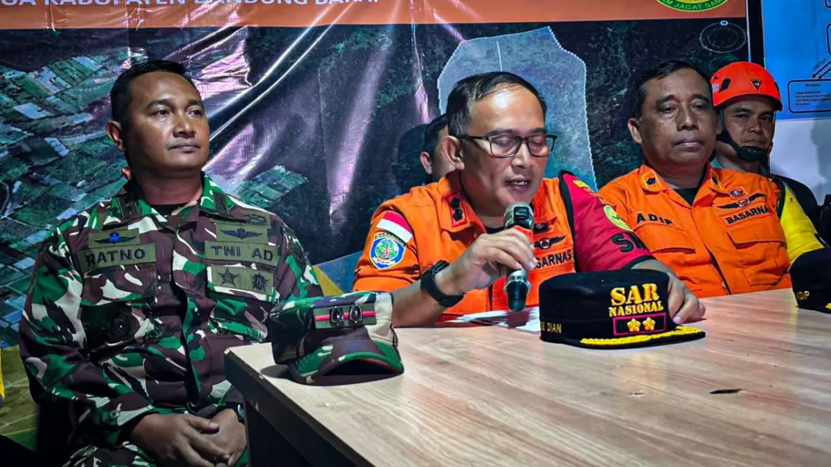 Kepala Kantor SAR Bandung, Ade Dian Permana (tengah) saat ditemui di Posko Penanganan Bencana Longsor Pasirlan