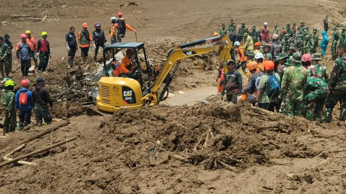 Tim SAR gabungan melakukan pencarian korban bencana tanah longsor di Desa Pasirlangu, Cisarua, Kabupaten Bandu