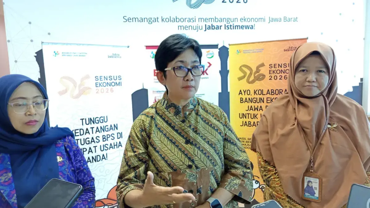 Pengangguran Jawa Barat di 2025 Turun tapi Pekerja Tambang Terkuras Kepala BPS Jabar Margaretha Ari Anggorowati (tengah) menerangkan update kondisi ketenagakerjaan, Kamis (5/2)