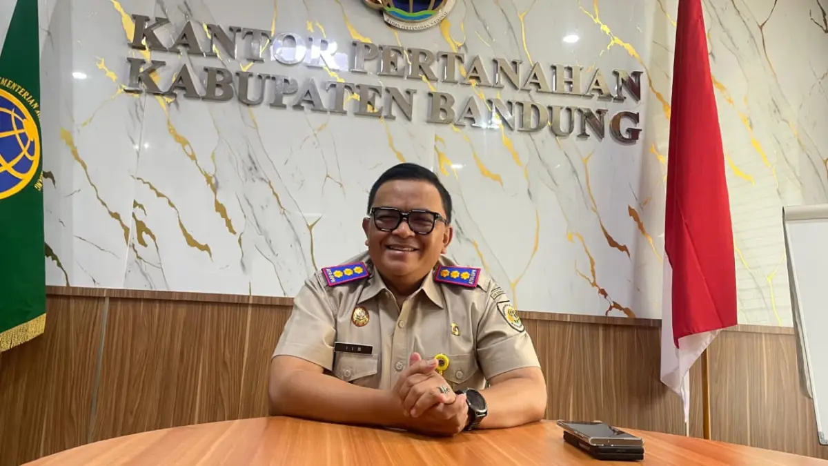 Kepala Kantor Pertanahan (BPN) Kabupaten Bandung, Iim Rohiman saat ditemui Jabar Ekspres di ruang kerjanya