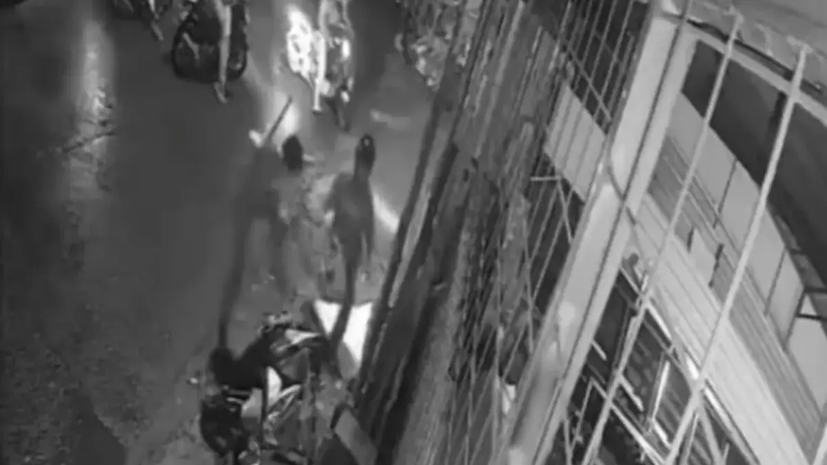 Viral Begal Motor, 12 Pelaku di Bawah Umur Ditangkap Polres Cimahi! Screenshot CCTV Warga yang Menunjukkan Kebrutalan Aksi Geng Motor di Margaasih (Dok:Warga)