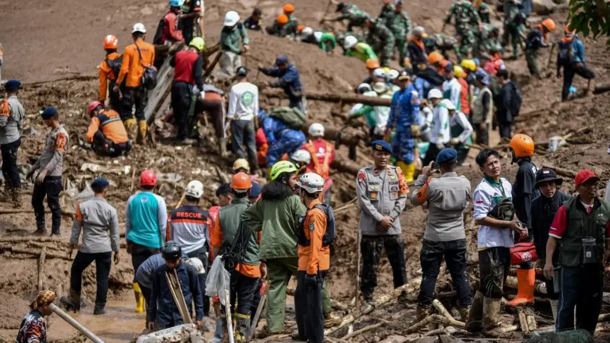 Tim SAR gabungan melakukan pencarian korban bencana tanah longsor di Desa Pasirlangu, Cisarua, Kabupaten Bandu