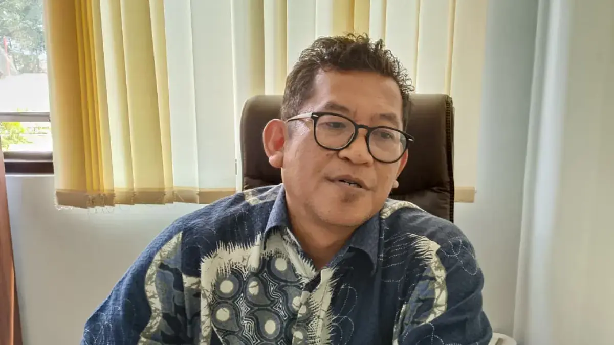 Panitera Muda Hukum Pengadilan Agama Kota Cimahi, Jaenudin Ramdhan saat diwawancarai Jabar Ekspres di PA Cimah